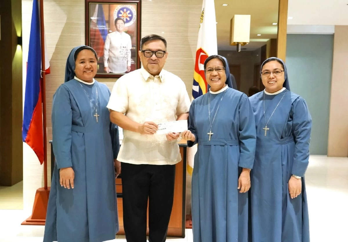 In photo: PCSO General Manager Melquiades A. Robles hands over the check worth P490,000.00 representing financial assistance to Oasi Di Gioia Per Bambine Foundation Inc. Executive Director Sr. Margie A. Cabantog (second from right), joined by Social Worker Sr. Josephine S. Lagare, DSJC (left) and Administrative Staff Sr. Zandra Jane Marie C. Olaguir.