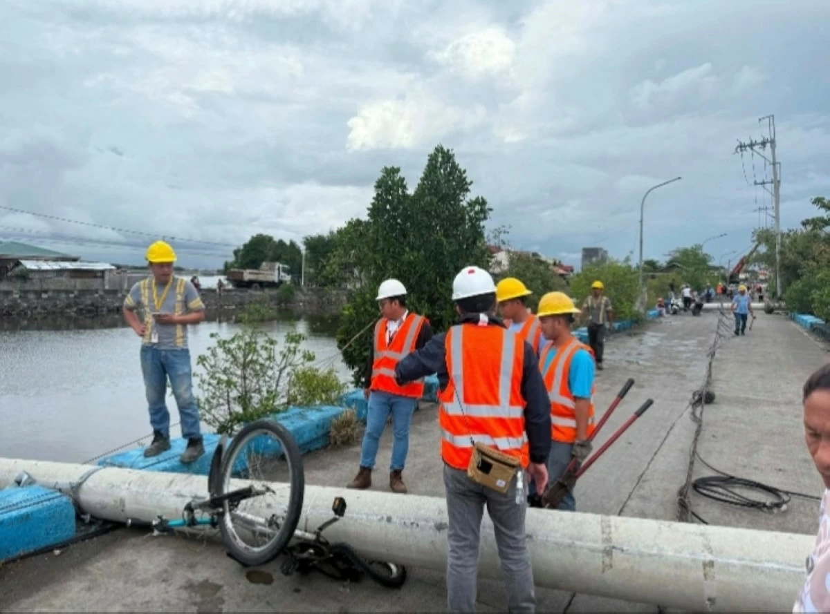 Meralco linemen immediately arrived in Barangay Tawiran, Obando, Bulacan to inspect and address the nine downed poles one by one. (Photo courtesy of Mayor Ding Valeda)