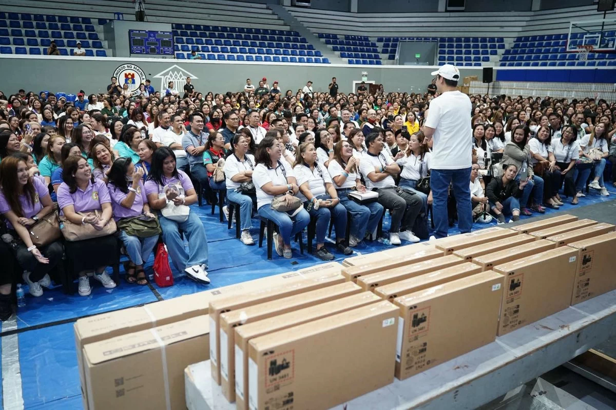 Manila Mayor Francisco “Isko Moreno” Domagoso with beneficiaries following the distribution of 982 laptops and 551 smart TVs to public school classrooms in the city. (Photo courtesy of Manila Public Information Office) 