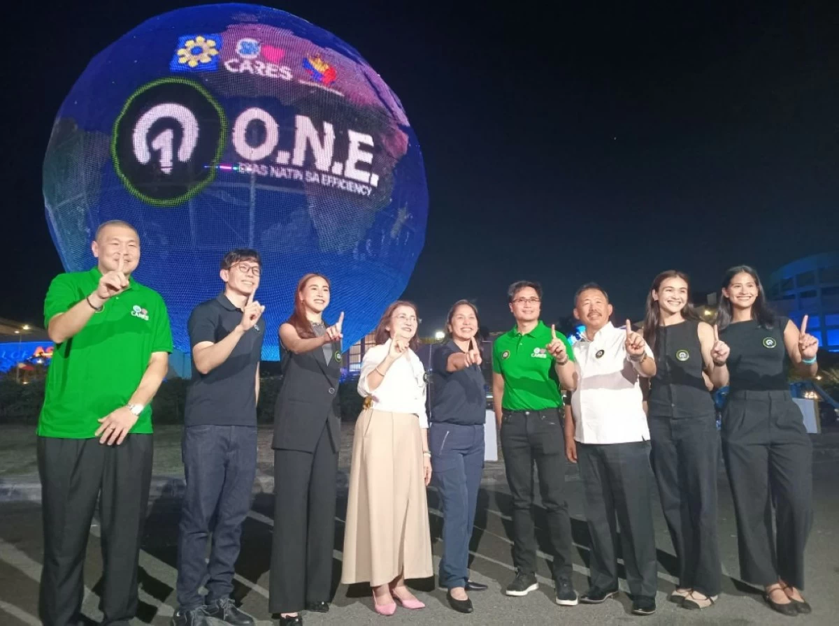 From left: Joaquin L. San Agustin, executive vice president for marketing of SM Supermalls; Director Patrick T. Aquino of the Department of Energy’s Energy Utilization Management Bureau; Assistant Secretary Mandy Romero; Pasay City Mayor Imelda G. Calixto-Rubiano; Energy Secretary Sharon S. Garin; Engr. Junias M. Eusebio, vice president for mall operations of SM Supermalls; Undersecretary Mario C. Marasigan of the Department of Energy; Bella Belen; and Pauline Gaston attend the launch of the O.N.E. Oras Natin sa Efficiency campaign. (Photo by Sean Fernando)