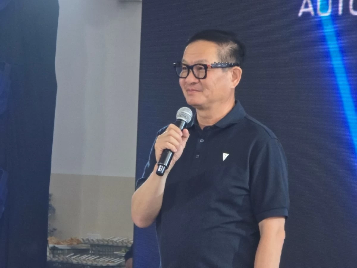 Autohub Group President Willy Tee Ten addresses guests at the opening of the new Deepal showroom in Mandaluyong