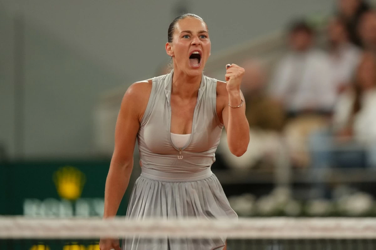 Ukraine's Marta Kostyuk reacts during the quarterfinal tennis match against Ukraine's Elina Svitolina at the French Open in Paris, Tuesday, June 2, 2026. (AP Photo/Aurelien Morissard)