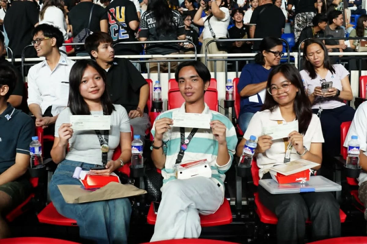 Beneficiaries receive financial assistance during the distribution of presidential scholarships at the Rizal Memorial Stadium in Manila on June 3, 2026. (Photos courtesy of MPIO)