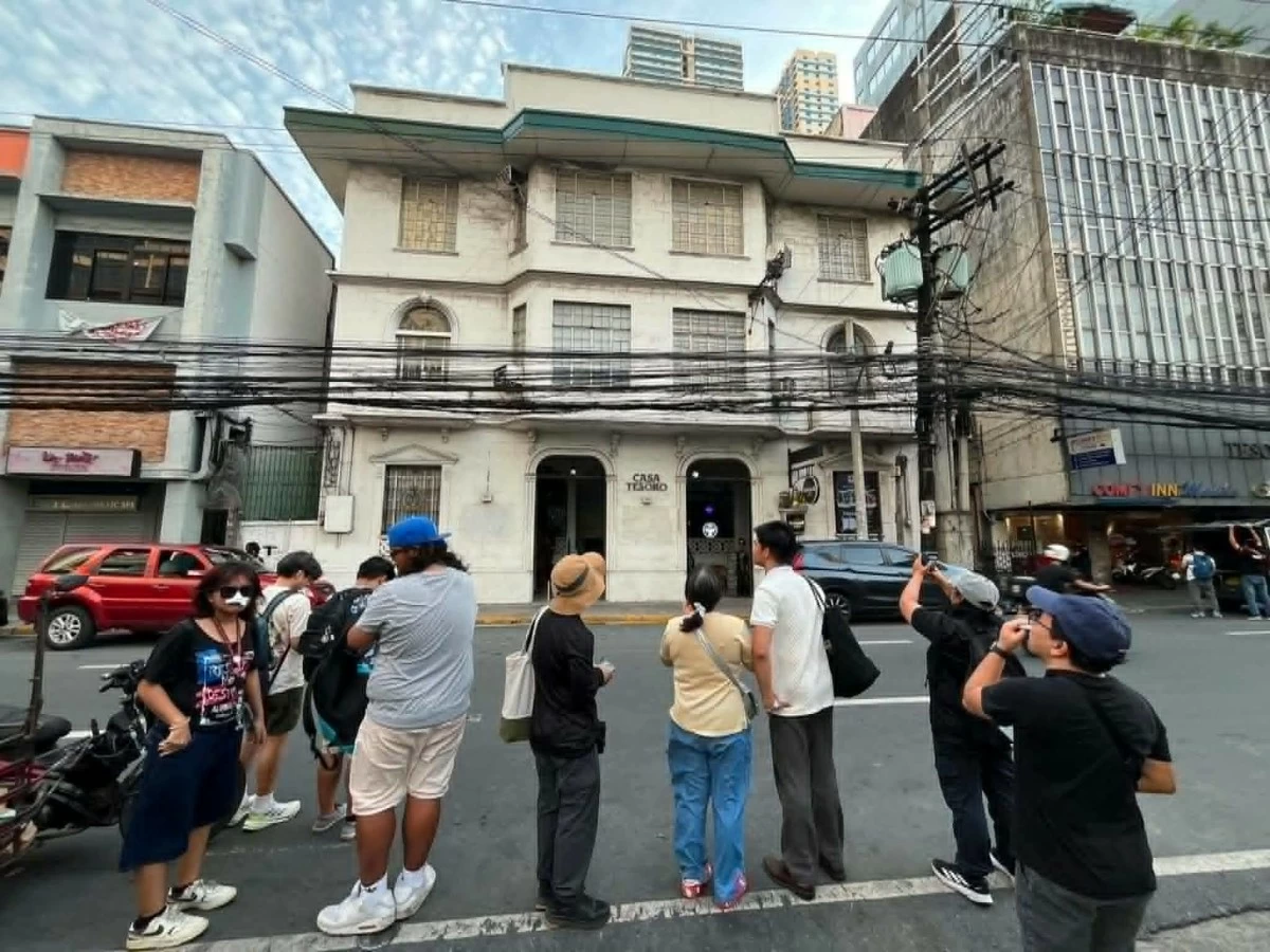Members of Manileños for Heritage (M4H) conduct a mapping activity to document heritage sites and environmental assets along the proposed SALEX corridor in Manila. (Photo courtesy of M4H)