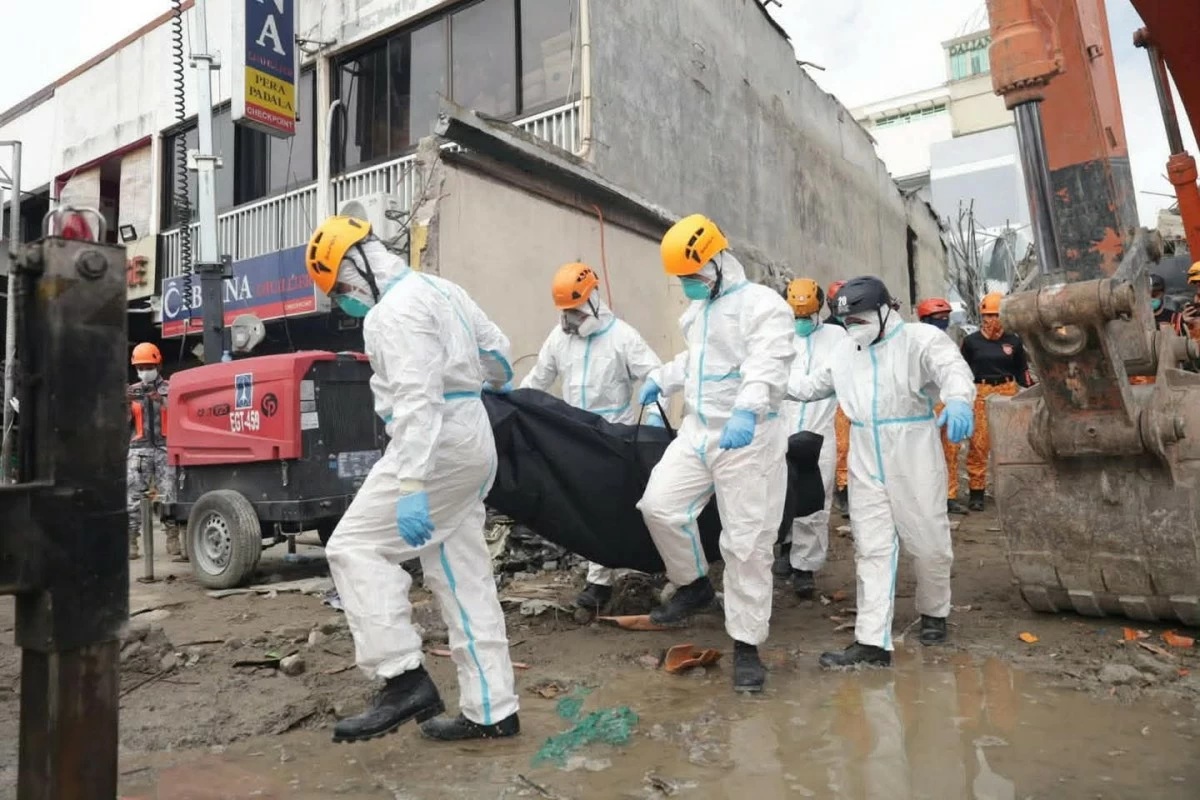 ONE of the recovered bodies on Wednesday. (Photo via Liezle Inigo)