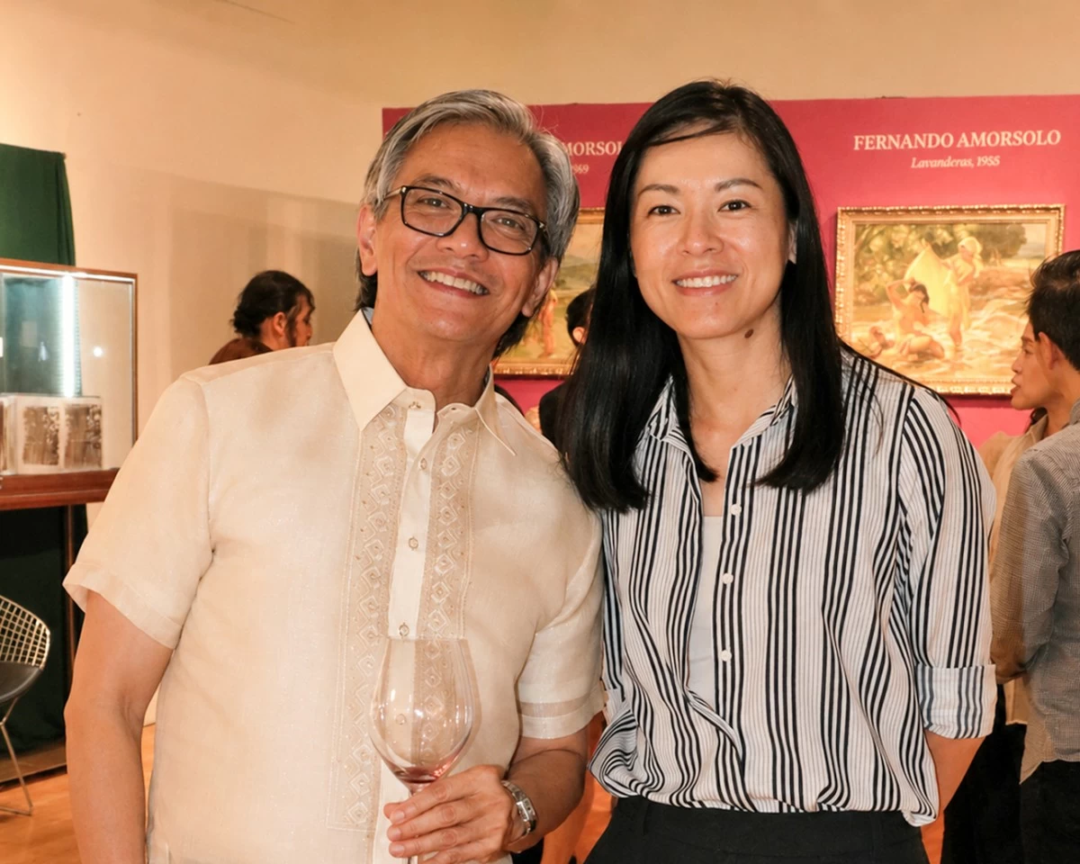 Salcedo Auctions chairman Richie Lerma and Liwei Tai, country head of Singapore Airlines’ operations in the Philippines