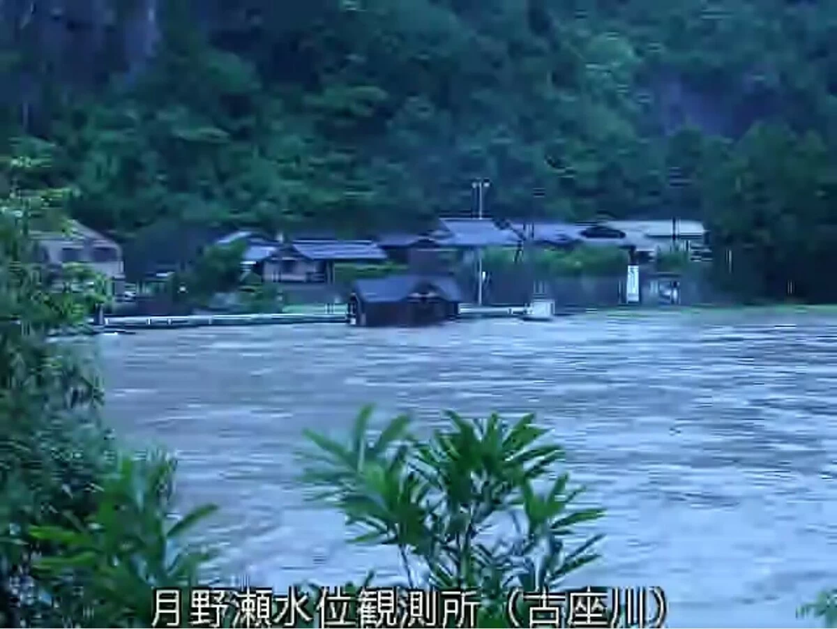 A live image of the Koza River in the town of Kozagawa, Wakayama Prefecture, for which a Level 5 emergency flooding warning is issued due to Typhoon Jangmi (Courtesy of the Wakayama prefectural government)