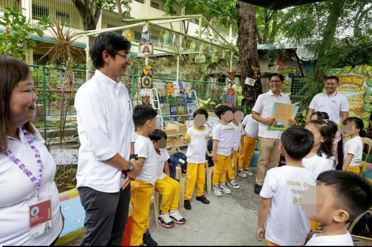 President Ferdinand “Bongbong” Marcos Jr., Navotas Mayor John Rey Tiangco and DepEd Secretary Sonny Angara join students during the Brigada Eskwela 2026 kickoff at Kapitbahayan Elementary School in Navotas City. (Photo from Navotas City LGU)