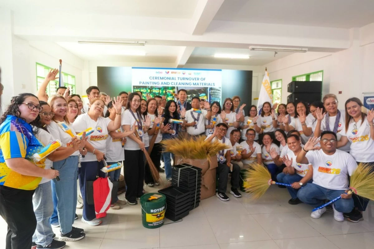 Mayor Jeannie Sandoval, teachers, and volunteers pose with painting and cleaning supplies during the 2026 Brigada Eskwela kickoff at Imelda Elementary School. (Photo from Malabon City LGU)