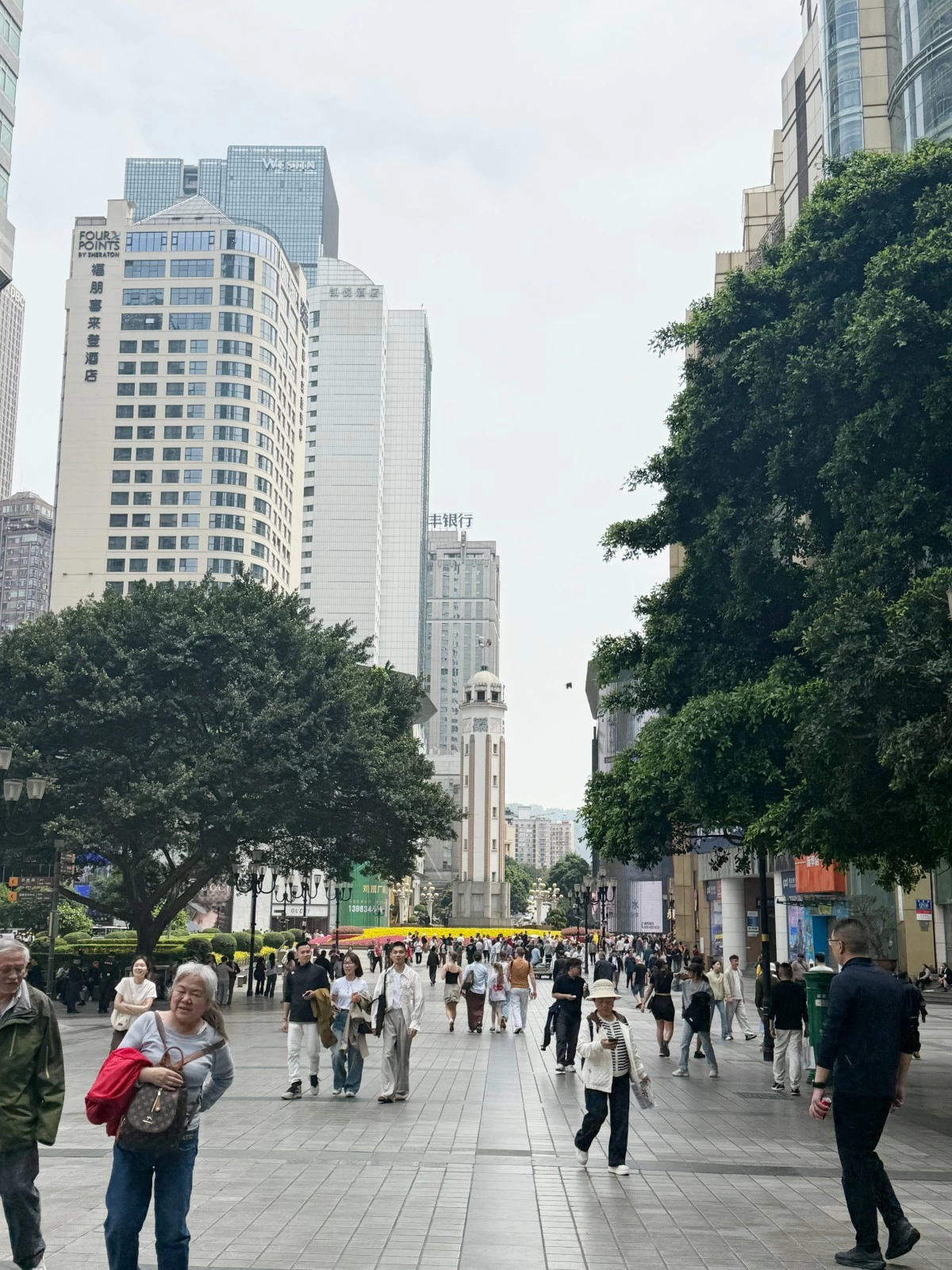 JIEFANGBEI, one of Chongqing’s major central business districts, is also home to the Chongqing People’s Liberation Monument.