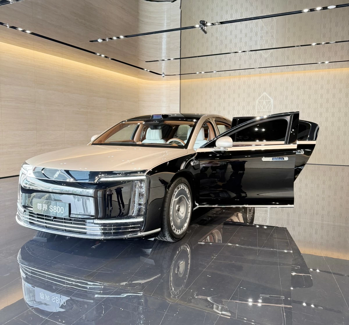 HWAWEI MAEXTRO, Hwawei’s ultra-luxury flagship sedan, developed in partnership with JAC Motors.