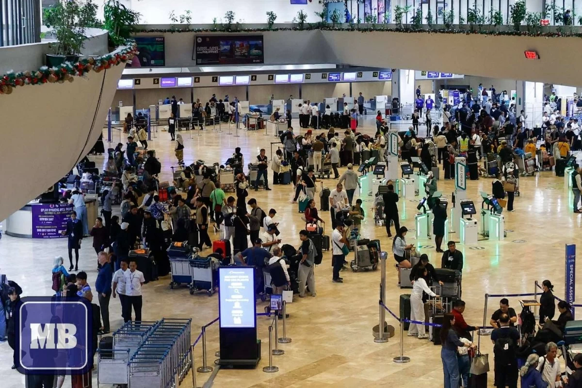 Passengers flock to NAIA Terminal 1 in Pasay City on Sunday, Dec. 21, as they travel abroad to celebrate Christmas and New Year, with airport authorities expecting increased passenger traffic during the peak holiday season. (Photo by John Louie Abrina I MB)