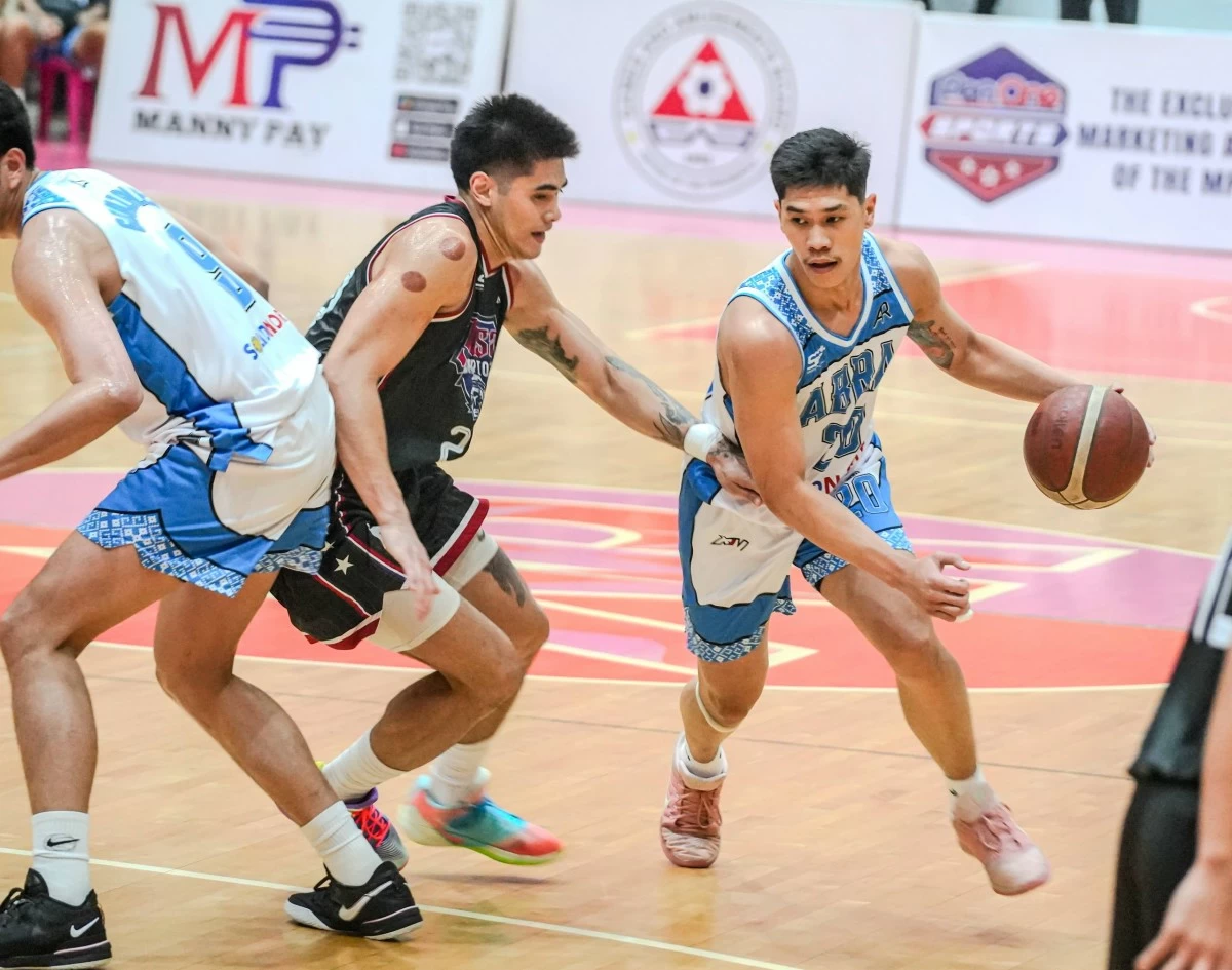 Jake Figueroa delivers for the Abra Solid North Weavers. (MPBL Images)