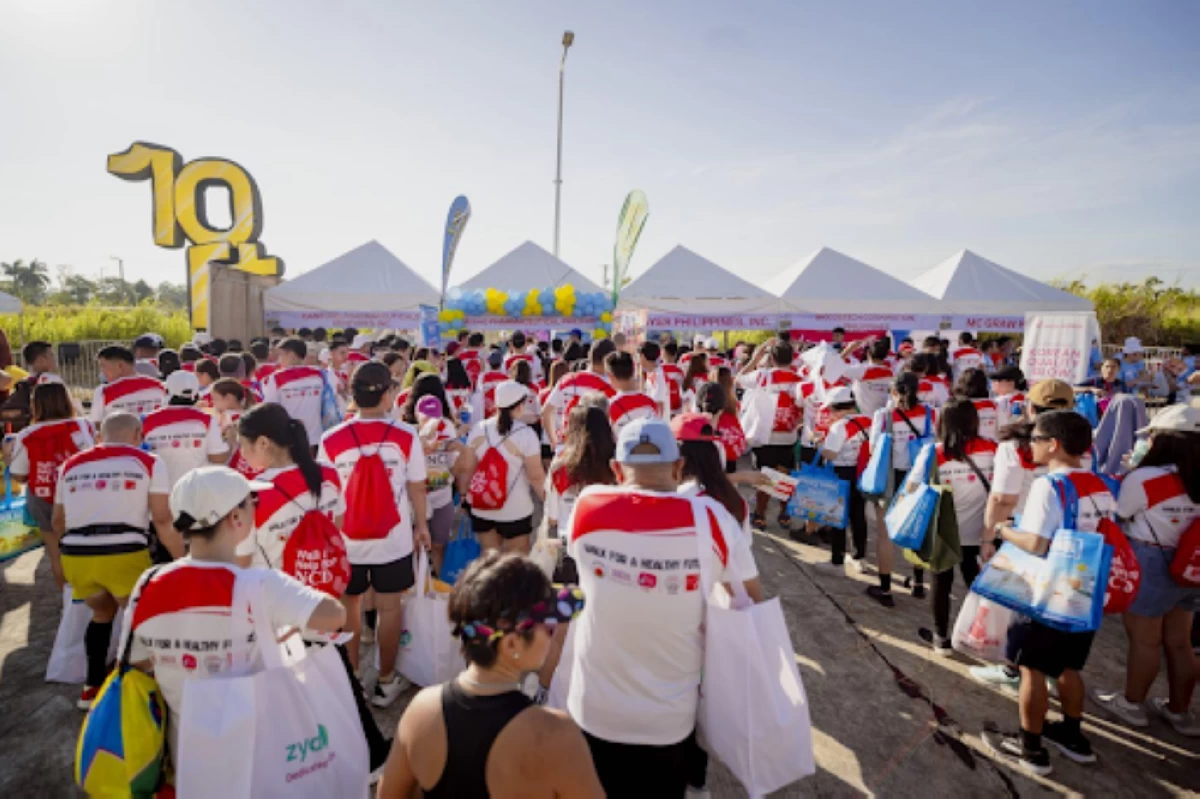 Participants line up for freebies from partners of Mercury Drug Foundation
