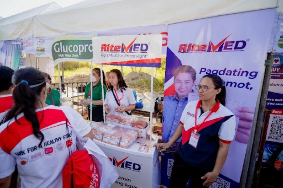 Participants get freebies from the Unilab and RiteMed booths