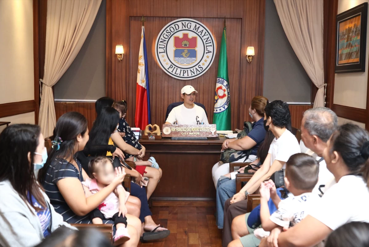 Manila Mayor Francisco “Isko Moreno” Domagoso with beneficiaries after personally handing over financial assistance under the Kaagapay Program. (Photo courtesy of the Manila PIO)