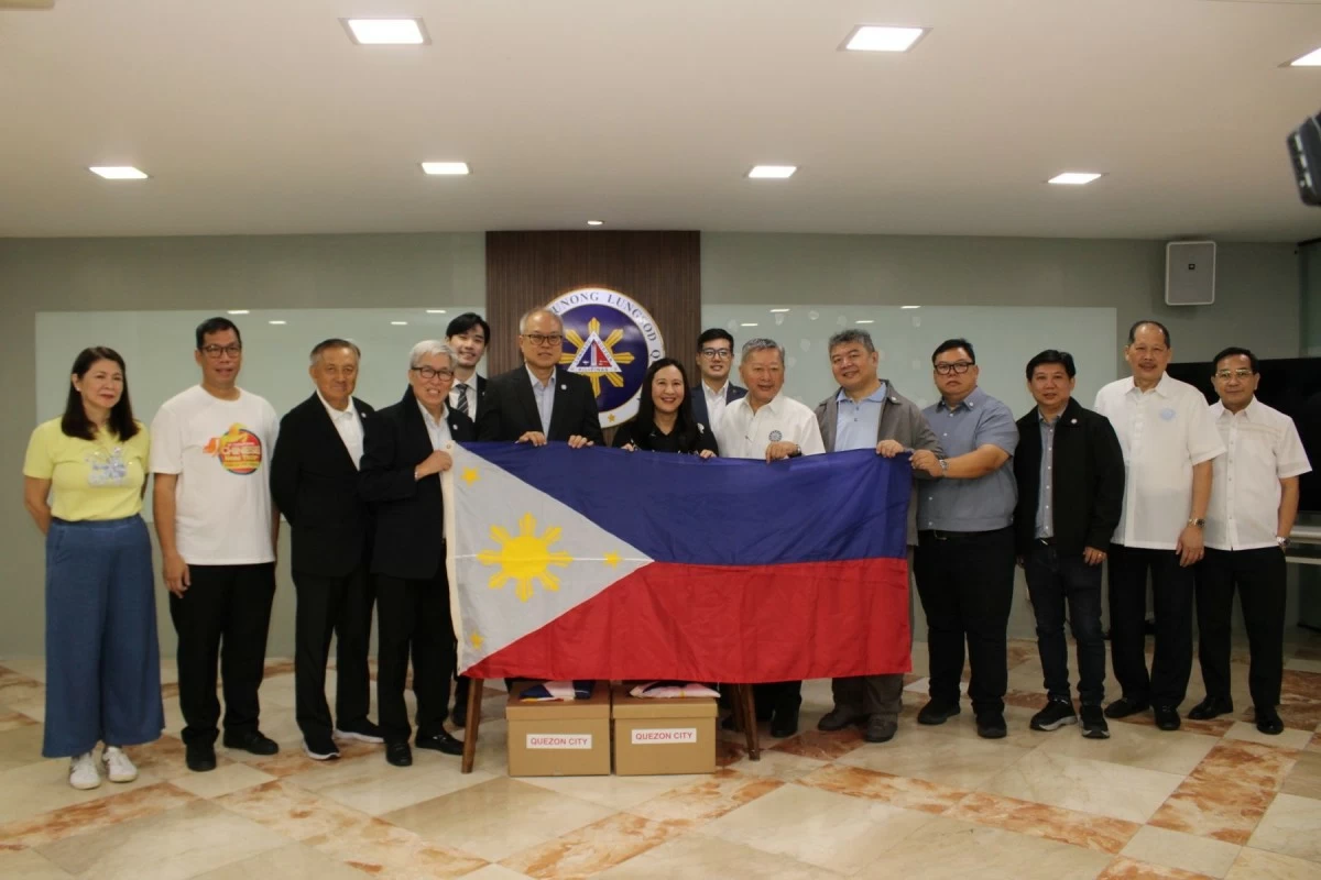 Mayor Joy Belmonte with officials of the Chinese Filipino Business Club, Inc. led by its president Gerald Uy Chan