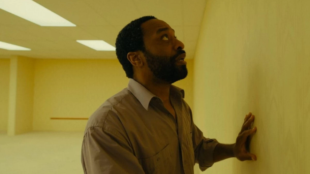 ENDLESS HALLWAYS Chiwetel Ejiofor in 'Backrooms' (Photo: A24)