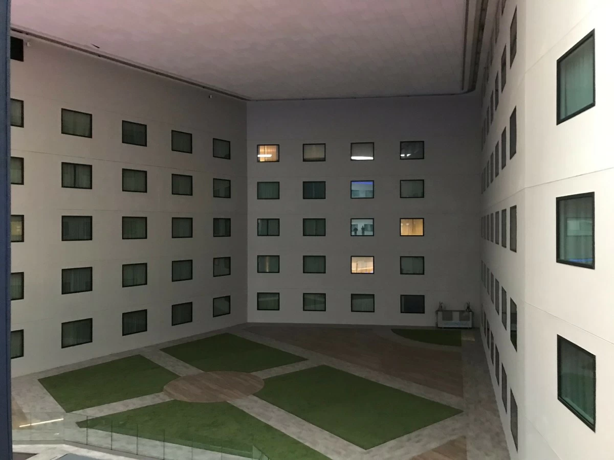 BACKROOMS IRL Level 188, referred to as 'The Windows,' is the Holiday Inn Express within the London Heathrow Airport (Photo: Dominik Johann/Twitter)