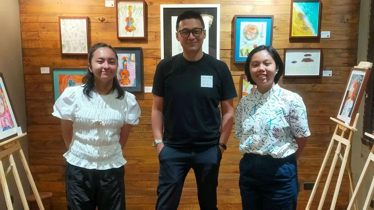 CREATIVE DIALOGUE Aaron Mempin, center, poses with teenage artists Nikolai Quiambao and Zaha Cruz, his collaborators in 'Bridges,' an exhibition that brings together artists from different generations through shared creative expression (Photo: Aaron Mempin)