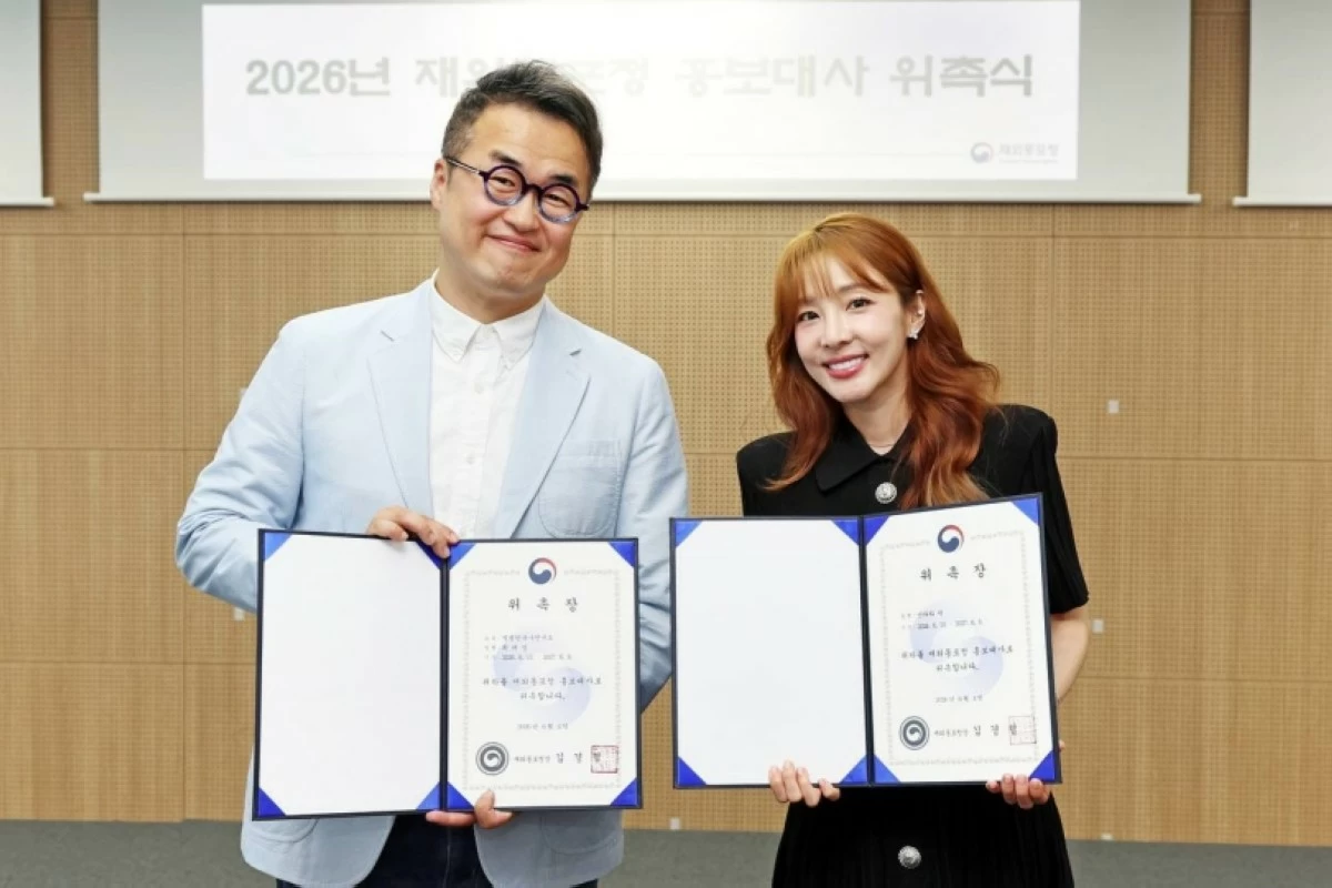Overseas Koreans Agency goodwill ambassadors Sandara Park (left) and lecturer Choi Tae-seong (OKA) 
