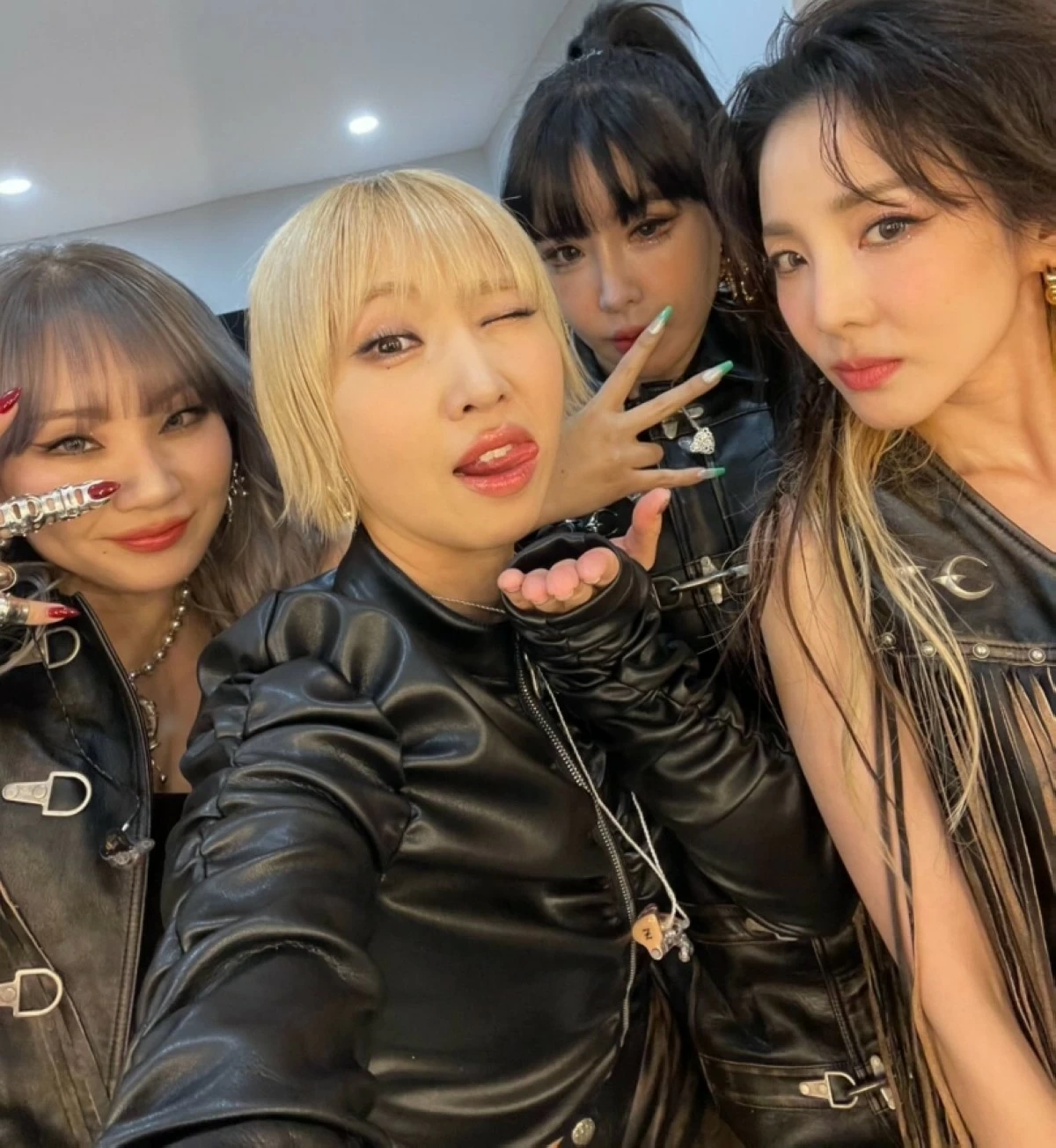 2NE1 (Instagram) '