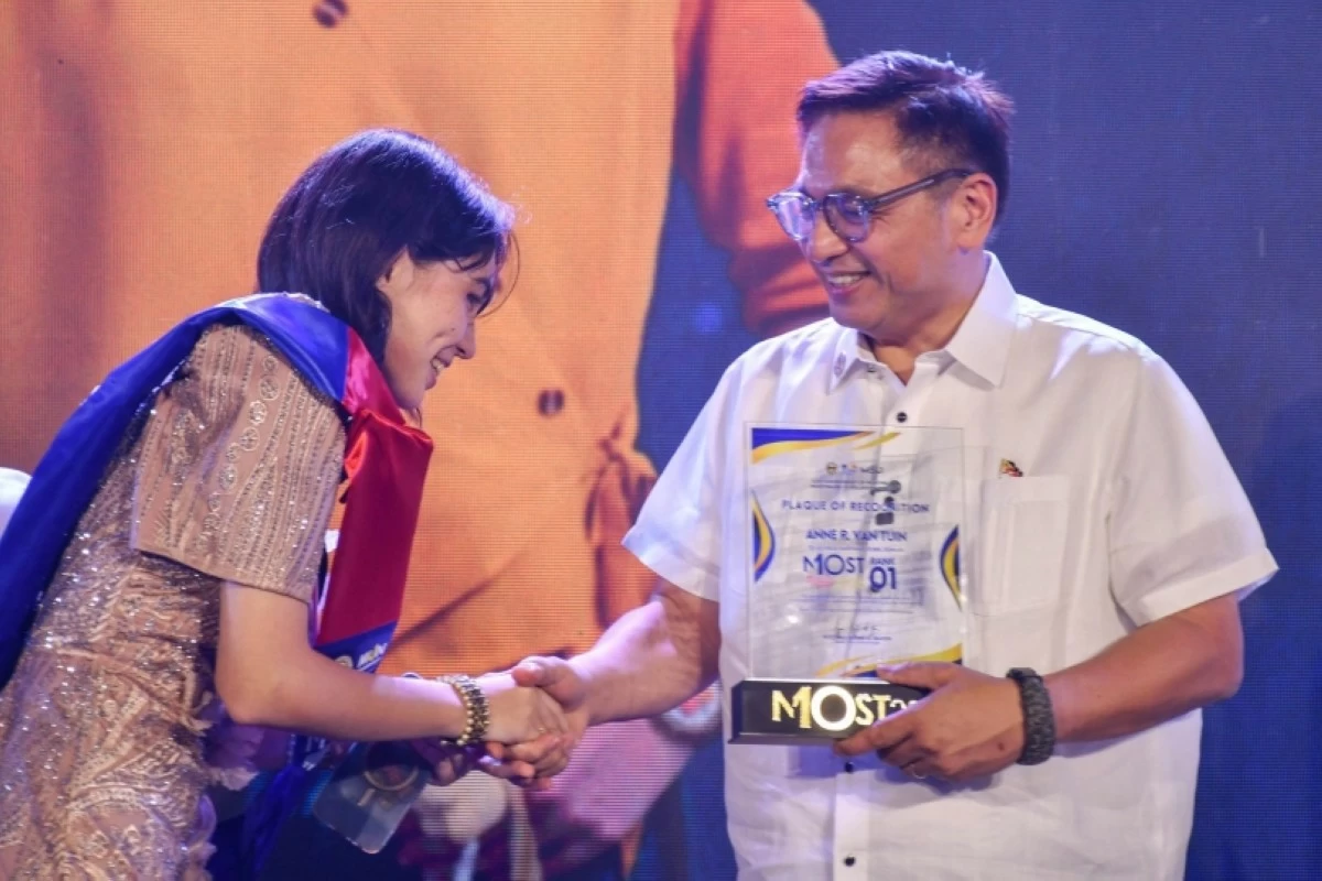 Mayor Ruffy Biazon (right) congratulates Anne Van Tuin of De La Salle Santiago Zobel School. (Photo from Muntinlupa PIO)