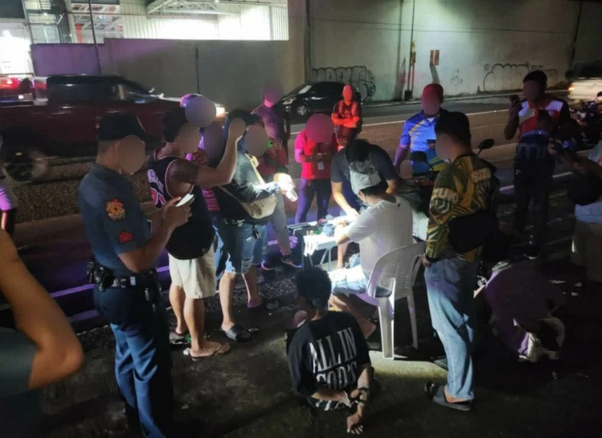
POLICE arrested two suspected robbers for shooting two intelligence police operatives of the Bacolod City Police Office in Barangay Singcang-Airport, Bacolod City on Wednesday, June 3. (PRO-NIR)
