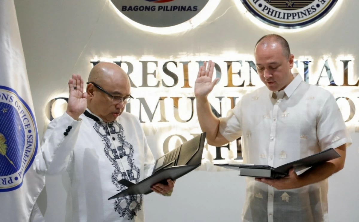 Lino Cayetano (right) takes his oath as the new general manager of PTV before Sec. Dave Gomez (Photo from PCO) 