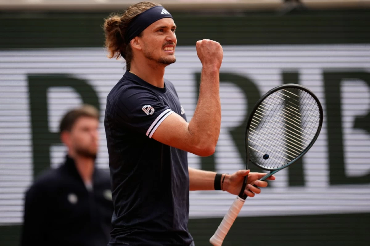 Germany's Alexander Zverev reacts during the semifinal tennis match against Czech Republic's Jakub Mensik at the French Open in Paris, Friday, June 5, 2026. (AP Photo/Christophe Ena)