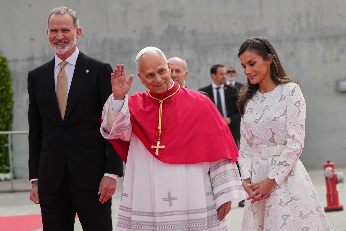 Pope Leo XIV is welcomed by Spain's King Felipe VI and Queen Letizia upon his arrival at Adolfo Suarez Madrid-Barajas International Airport in Madrid, Saturday, June 6, 2026, marking the start of his seven-day apostolic journey to mainland Spain and the Canary Islands. (AP Photo/Alessandra Tarantino)