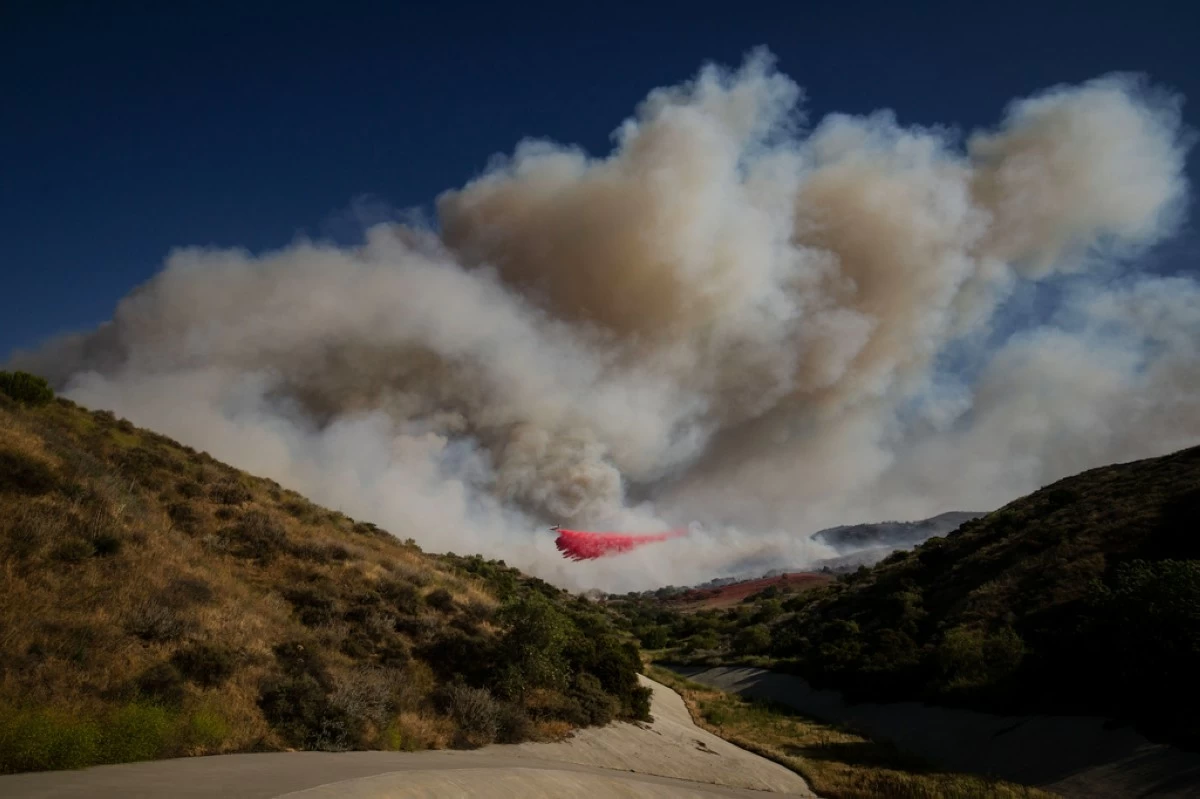 An air tanker drops fire retardant on the Sandy Fire on May 18, 2026, in Simi Valley, Calif. (AP Photo/Ethan Swope, File)