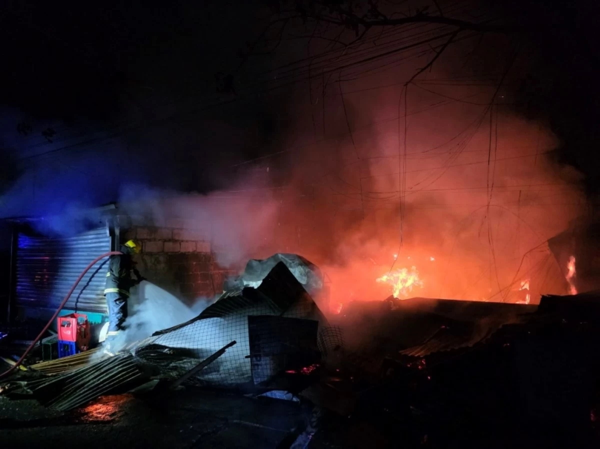 The fire in Vicar Village, NBP Reservation in Barangay Poblacion, Muntinlupa on June 6 (Photo from City Paid on Facebook) 