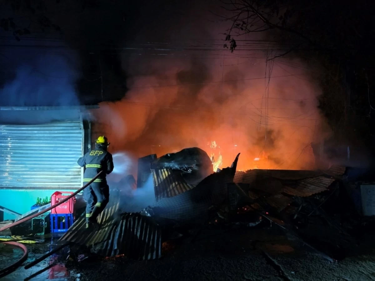 The fire in Vicar Village, NBP Reservation in Barangay Poblacion, Muntinlupa on June 6 (Photo from City Paid on Facebook) 