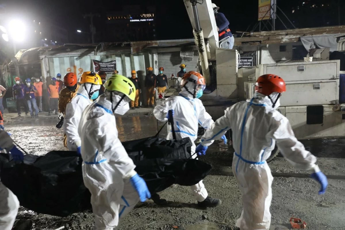 THE 28th victim of the collapsed building in Angeles City was recovered on Saturday night. (Photo via Liezle Inigo)

