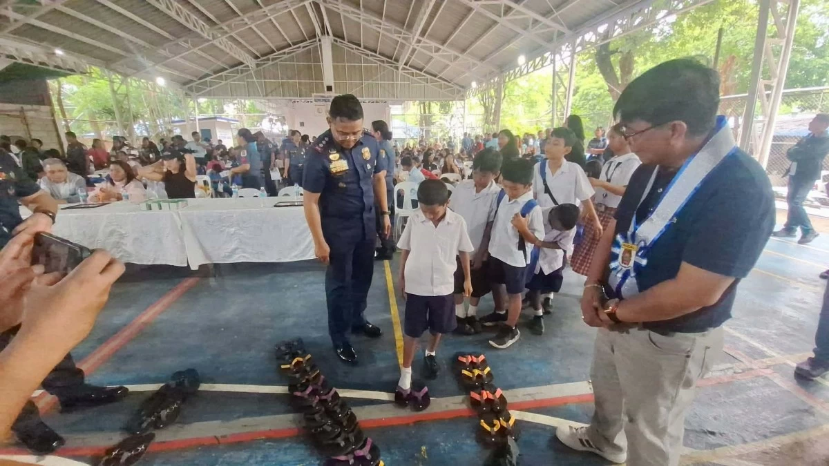 Personnel of the Rizal Police Provincial Office (Rizal PPO), under the leadership of Col. Eleazar R. Barber Jr., provincial director, distribute school supplies, shoes, and slippers to 235 elementary students. (Photos from Rizal PPO)