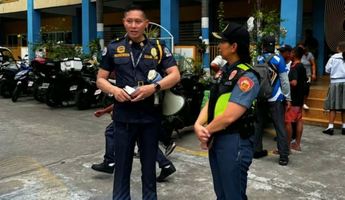 Col. Olivia Ancheta, acting chief of the Muntinlupa police, visits the Tunasan National High School on Monday, June 8. (Photo from the Muntinlupa police on Facebook)