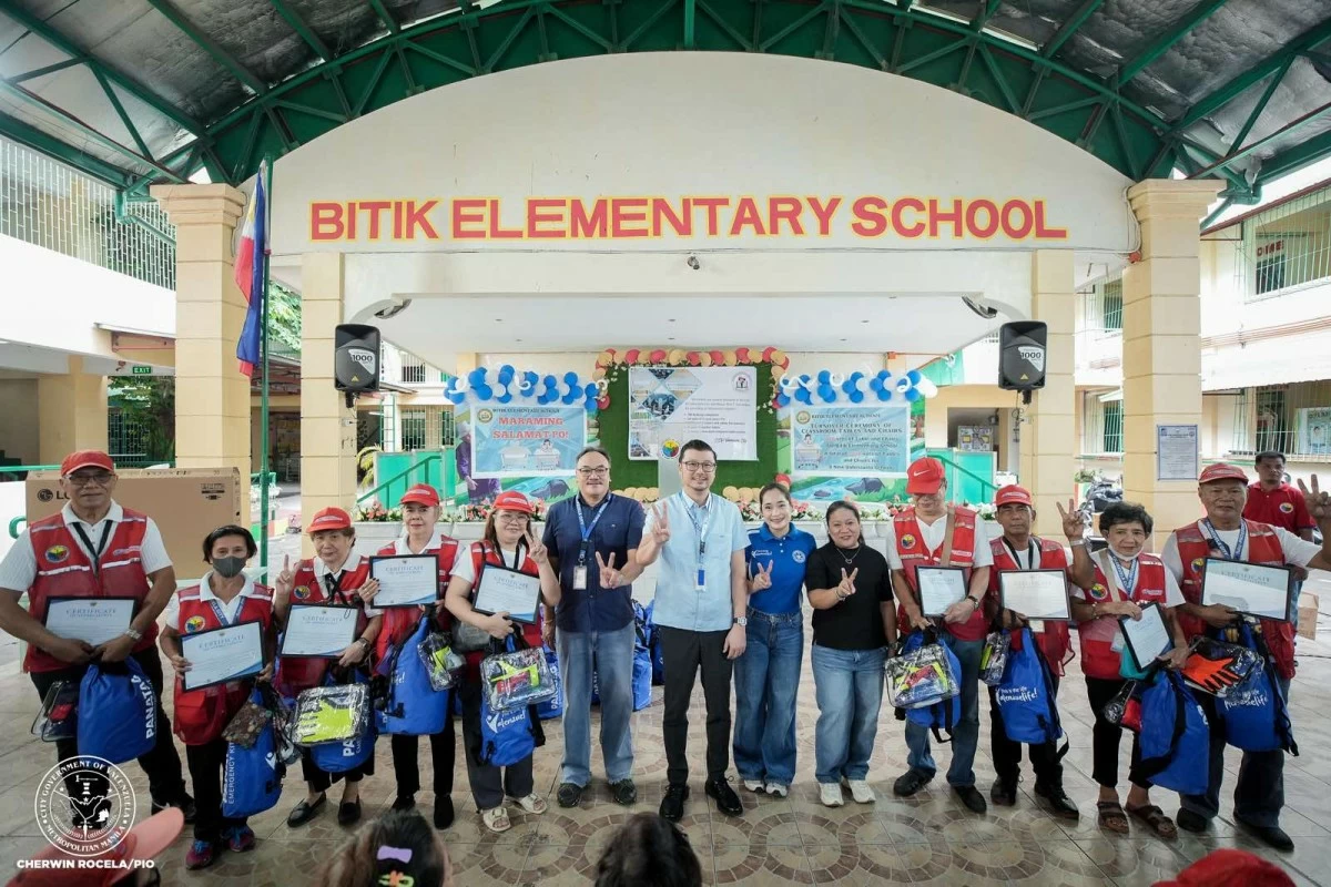 Mayor Weslie “Wes” Gatchalian leads the recognition of Bantay Estudyante volunteers at Bitik Elementary School as part of Valenzuela City’s school safety preparations. (Photo from Valenzuela PIO)