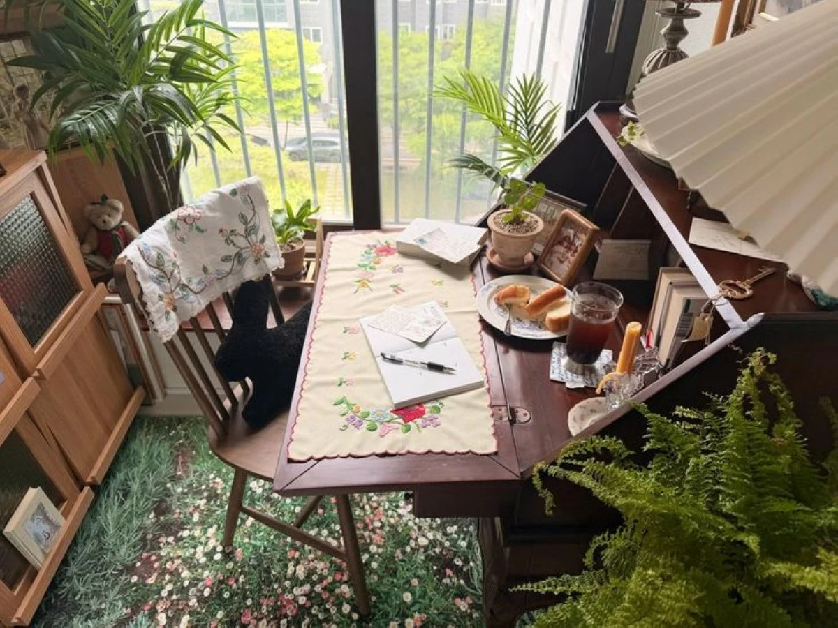 Oh Jung-won transforms her bedroom balcony into a personal hideout, decorating it with a forest-themed rug, a wooden desk, a storage unit and vintage props. (Photo: The Korea Times/Oh Jeong-won)