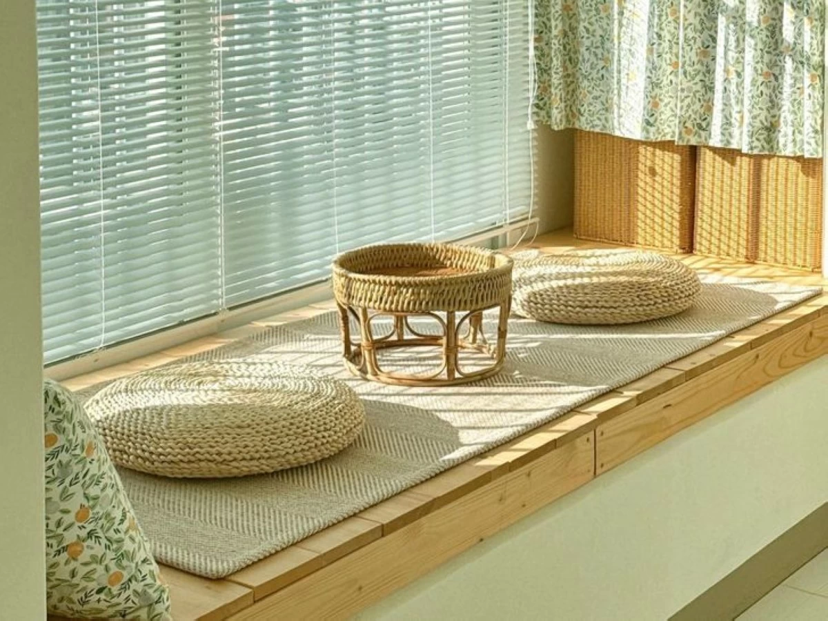 Kim Ri-ha transforms a built-in flower bed on her bedroom balcony into a raised wooden deck to serve as a home cafe. (Photo: The Korea Times/Kim Ri-ha)