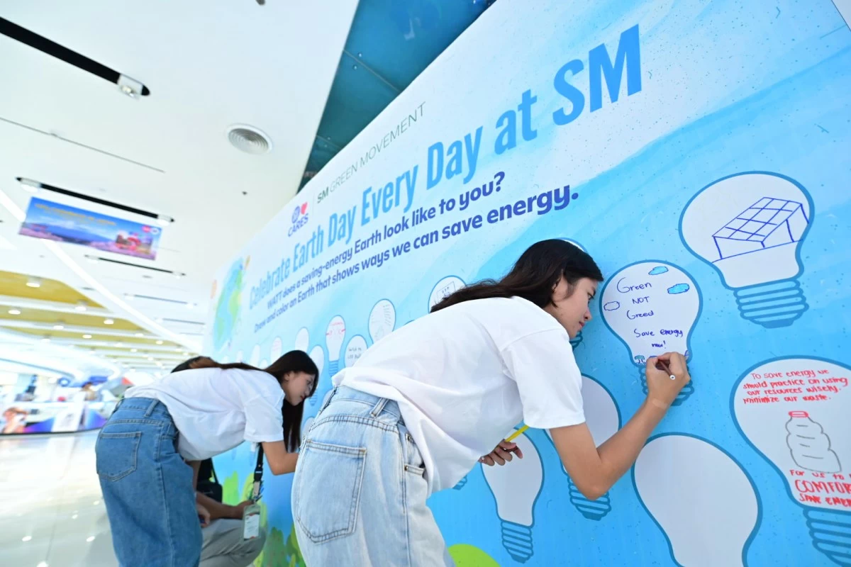 Participants share their energy-saving commitments during the Earth Day event at SM City North EDSA, reinforcing how everyday actions can contribute to a more sustainable future.
