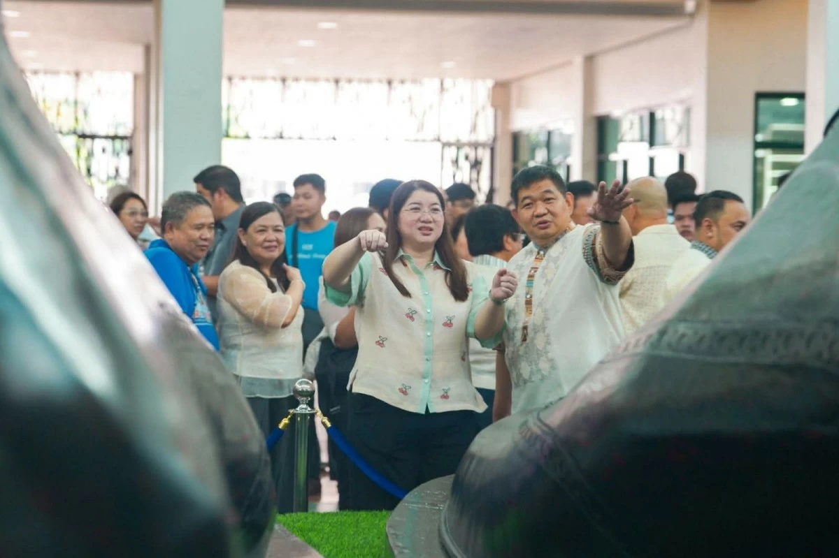 MARIKINA’S GIANT SHOES BACK IN VIEW — Marikina City Mayor Maan Teodoro, joined by First District Rep. Marcelino ‘Marcy’ Teodoro, city officials, and employees, unveiled the newly restored giant shoes at City Hall on Monday, June 8. Recognized by Guinness World Records in 2002 as the world’s largest shoes, the iconic footwear continues to symbolize Marikina’s shoemaking heritage and its reputation as the Shoe Capital of the Philippines. (Photos from Marikina LGU)