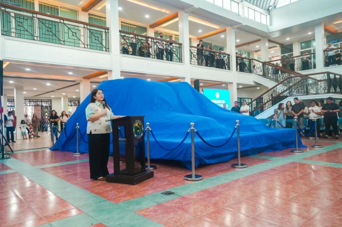 MARIKINA’S GIANT SHOES BACK IN VIEW — Marikina City Mayor Maan Teodoro, joined by First District Rep. Marcelino ‘Marcy’ Teodoro, city officials, and employees, unveiled the newly restored giant shoes at City Hall on Monday, June 8. Recognized by Guinness World Records in 2002 as the world’s largest shoes, the iconic footwear continues to symbolize Marikina’s shoemaking heritage and its reputation as the Shoe Capital of the Philippines. (Photos from Marikina LGU)