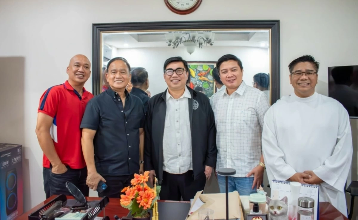 NBI Director Melvin Matibag (center), along with (from left) Pateros Vice Mayor Carlo Santos, former mayor Ike Ponce, Pateros Mayor Gerald German and Fr. Loreto Sanchez Jr., leads the opening of the NBI Satellite Office in Pateros. (Photo from the Pateros municipal government)