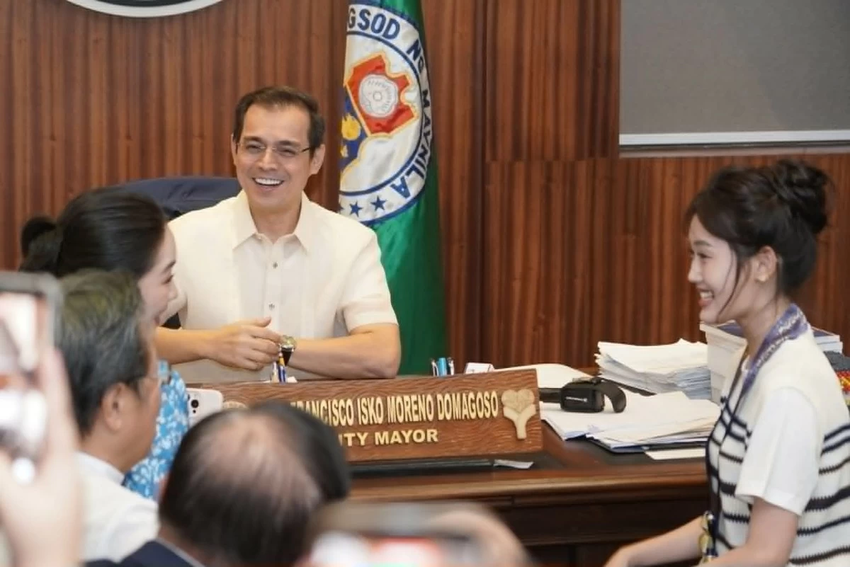 Manila City Mayor Francisco ‘Isko Moreno’ Domagoso welcomes Chinese actress Zhang Yingfei, best known for her role as Linda Walker in the viral micro-drama The Heiress Who Won with Brains, during a courtesy visit to City Hall. The actress visited the city as part of efforts to strengthen cultural and educational exchanges between the Philippines and China. (Photo courtesy of Manila PIO)