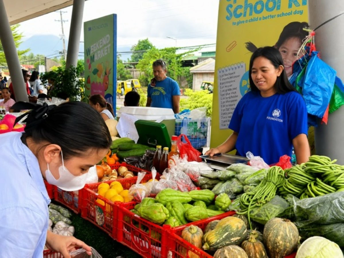 Jenny directly sells fresh produce grown from her farm at the SM Weekend Market in SM Sorsogon City. Through the Kabalikat sa Kabuhayan (KSK) Program, she was able to expand her farming venture into a more sustainable source of income for her family.