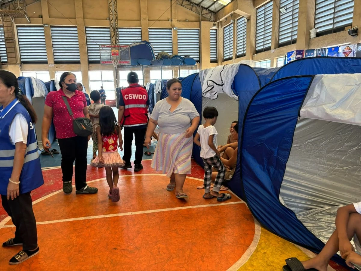 Residents of Barangay Pinagbuhatan participate in a Community Evacuation Drill to test the community’s preparedness during emergencies. (Photos from Pasig PIO)