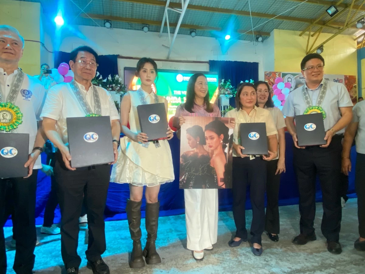 Chinese actress Zhang Yingfei, better known as Linda Walker from the viral short drama series 'The Heiress Who Won With Brains,' visits Quezon City High School on Tuesday, June 9, together with Quezon City Mayor Joy Belmonte and officials of the Federation of Filipino Chinese Chambers of Commerce and Industry Inc. (FFCCCII). (Trixee Rosel/MANILABULLETIN)