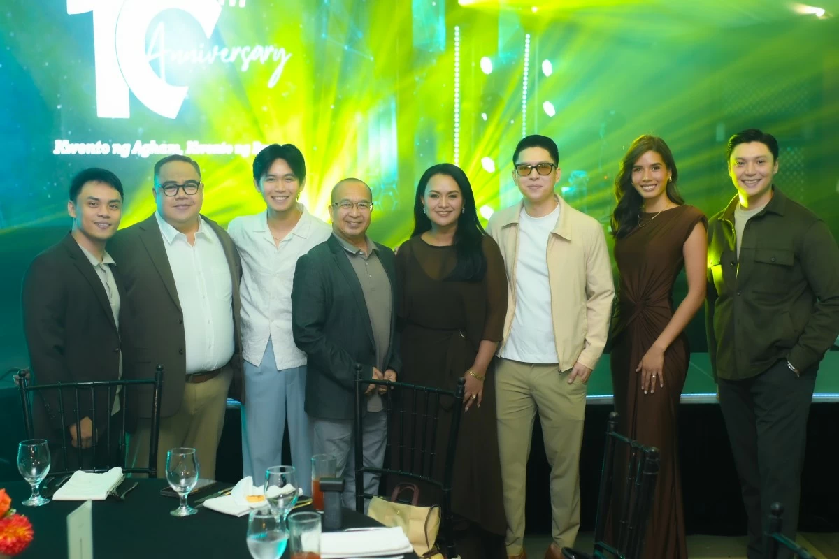 Rodolfo P. De Guzman (center), DOST-STII Communication Resources and Production Division chief, with DOSTv hosts JP Penuliar, Onin Miranda, AJ Castro, Gel Miranda, Mark Wei, Riana Pangindian-Baldovino, and Jiego Reyes
