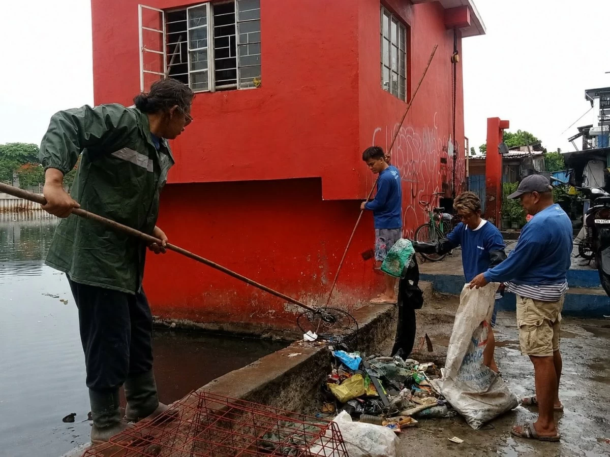   
Personnel from the City Environment and Natural Resources Office (CENRO) carry out clearing and cleanup operations along waterways to prevent clogged drainage and reduce flooding risks during the rainy season. (Photo from Malabon LGU)